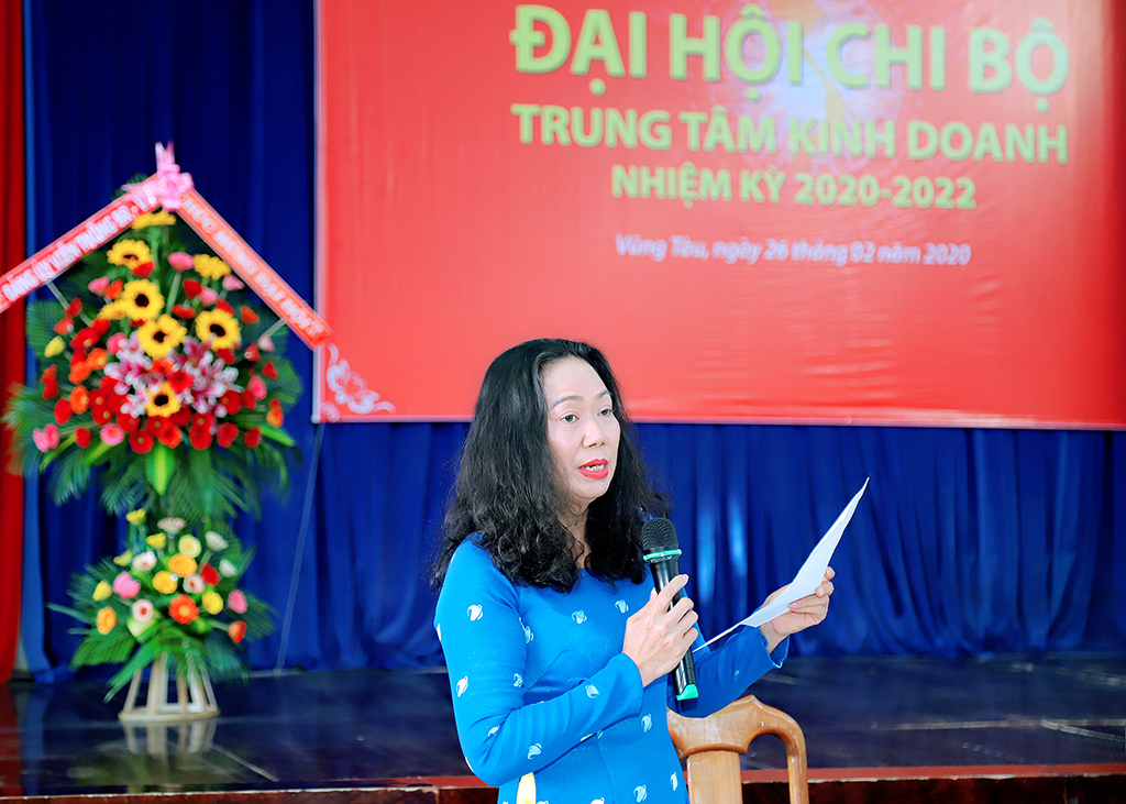 B&agrave; Trần Thị Ng&aacute;t - B&iacute; thư chi bộ, Gi&aacute;m đốc TTKD VNPT B&agrave; Rịa &ndash; Vũng T&agrave;u, b&aacute;o c&aacute;o kết quả hoạt động trong nhiệm kỳ 2017-2020